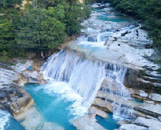 東ヌサトゥンガラ州の東スンバの観光地TANGGEDU滝